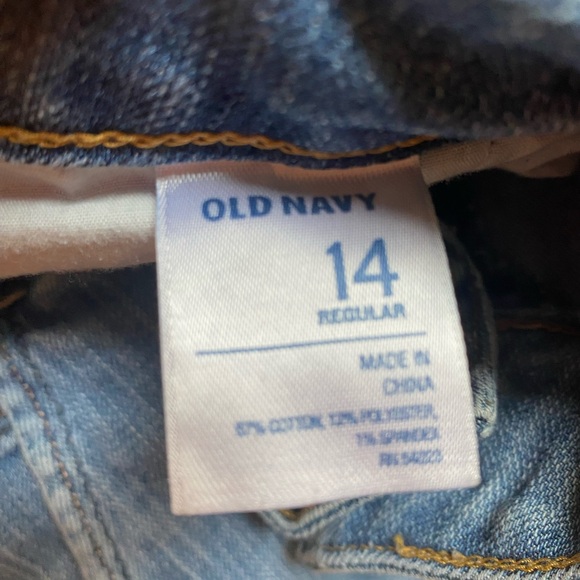 Old navy size 14 denim shorts. Inseam is 14 inches. Rise 9 - Picture 4 of 4